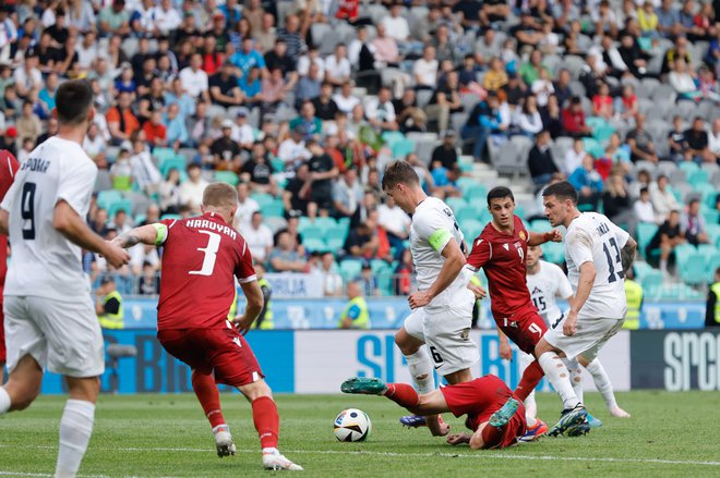 Slovenska nogometna reprezentanca bo pred odhodom v Nemčijo igrala le še eno pripravljalno tekmo, v soboto proti Bolgariji. FOTO: Leon Vidic/Delo