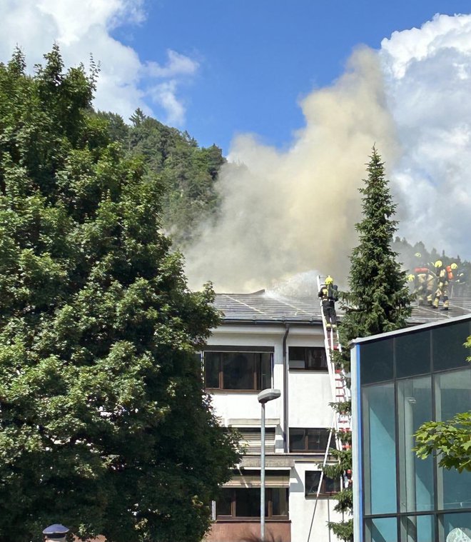 Zagorela je streha šole Bistrica. FOTO: Tržič TV
