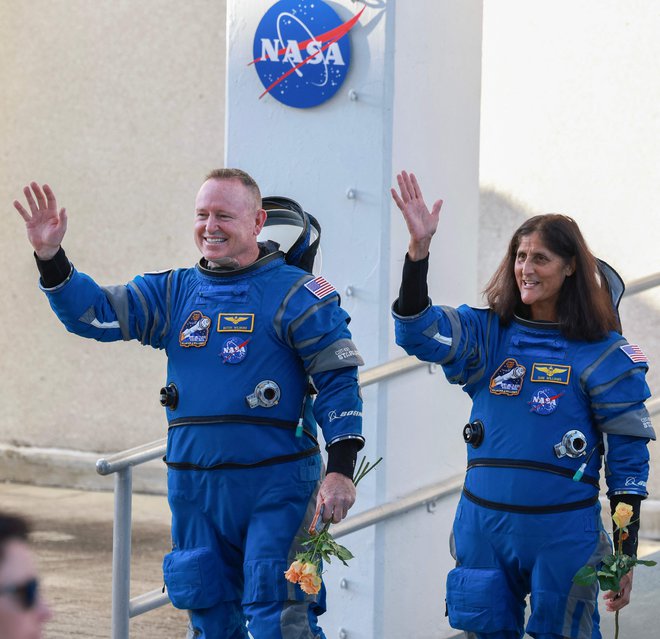Butch Wilmore in Suni Williams sta tokrat že tretjič v nekaj tednih pomahala v slovo zbranim pred stavbo v Kennedyjevim vesoljskim centrom na Floridi. Tokrat sta tudi poletela v nebo. FOTO: Joe Raedle/AFP

 
