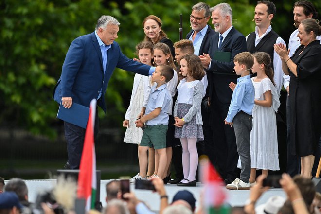 Madžarski premier Viktor Orbán z družinami podpornikov in članov Fidesza na enim od strankinih predvolilnih shodov FOTO: Gergely Besenyei/Afp