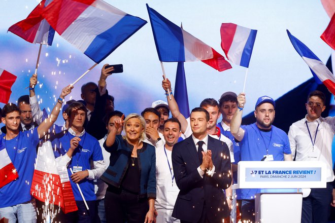 Marine Le Pen, predsednica skrajno desnega Nacionalnega zbora, skupaj z Jordanom Bardello, nosilcem strankine liste za evropske volitve FOTO: Christian Hartmann/Reuters