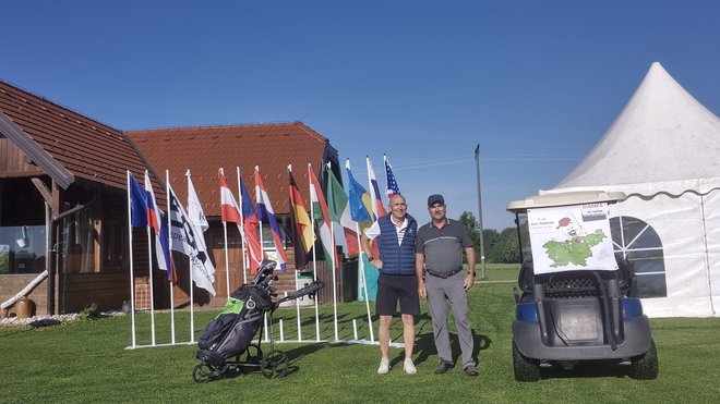 Rado Zalaznik (desno) in Sašo Kranjc sta prvi golfski maraton začela na igrišču Livada v Moravskih Toplicah. Foto Osebni arhiv