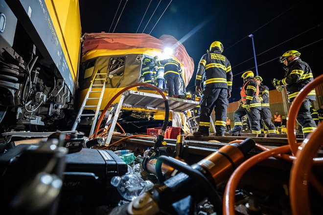 Na prizorišče je prispelo devet reševalnih vozil, dva helikopterja in več kot 60 gasilcev. FOTO: Michal Fanta/AFP
