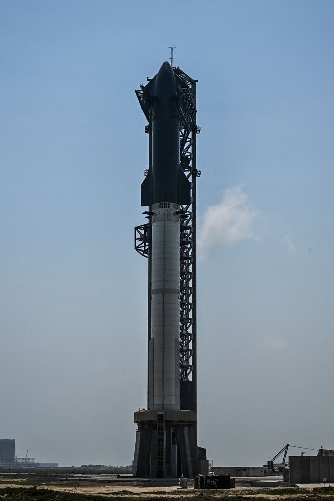 Starship je visok več kot sto metrov. FOTO: Chandan Khanna/AFP