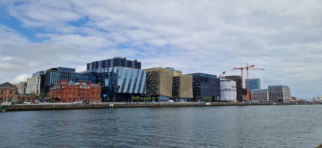 Del dublinskih Silicijevih dokov, simbola izrednega, a tudi rahlo kontroverznega gospodarskega razvoja zelenega otoka. Foto: Miha Jenko