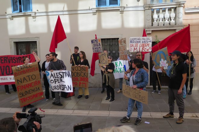 Ob prihodu ladje Borkum so potekali protesti, saj naj bi ta v Luko Koper prevažala vojaški tovor za izraelske oborožene sile.

Foto: Bojan Kralj/STA