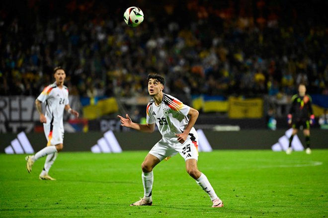 V dobre pol leta je Bayernov up Aleksandar Pavlović debitiral v Bundesligi za bavarskega velikana, v ponedeljek pa še za nemško reprezentanco. FOTO: Tobias Schwarz/AFP