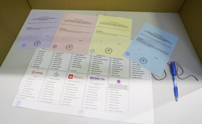 Na voliščih obkrožamo imena in možnosti na več listih papirja, čeprav bi bila lahko prav vsa vprašanja na enem samem listu papirja.  FOTO: Jože Suhadolnik/Delo