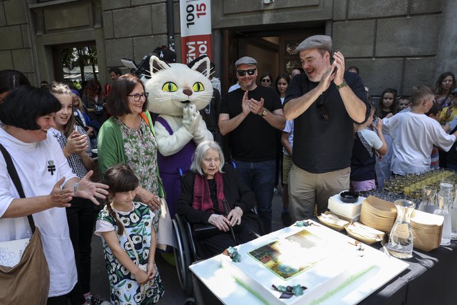 Ančka Gošnik Godec je svoj 97. rojstni dan proslavila s predpremiero animirane Muce copatarice, med njenimi ustvarjalci in tudi svojimi najmlajšimi bralci. FOTO: Jaka Gasar