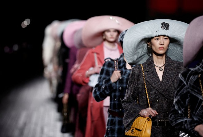 Njeno kolekcijo prêt-à-porter za prihajajočo jesen in zimo so marca predstavili na pariškem tednu mode. FOTO: Benoit Tessier/Reuters