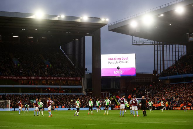 Takole so navijači med tekmo Aston Ville in Liverpoola mučno čakali na razsodbo VAR v primeru (ne)regularnega gola. FOTO: Carl Recine/Reuters