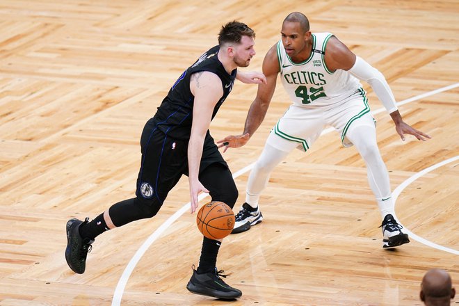 Že v prvi četrtini je Boston z delnim izidom 23:5 prišel do prednosti 17 točk. To je v drugem delu le še nadgradil in povedel celo z 58:29. FOTO: David Butler/Reuters