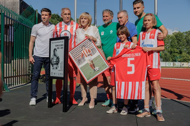 Ob spominskem obeležju z leve: Luka Elsner, Boško Djurovski, Nada Elsner, Milko Djurovski, Stanislav Karasi in Rok Elsner s hčerkama. FOTO: Črt Piksi