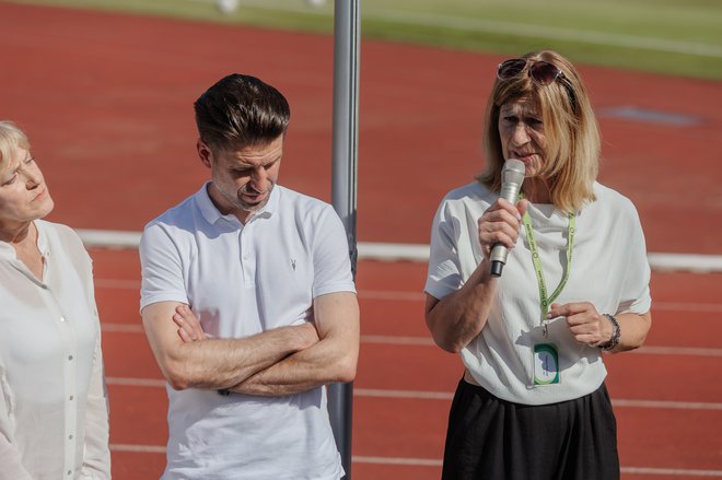 Direktorica Javnega zavoda Šport Ljubljana Tanja Polajnar, nekdanja odlična rokometašica, v družbi Markovega sina Luke FOTO: Črt Piksi