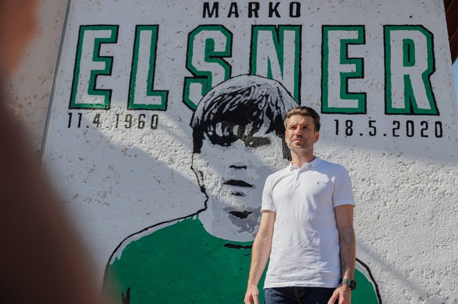 Luka Elsner pred svežim očetovim portretom na klubskem poslopju Slovana. FOTO: Črt Piksi
