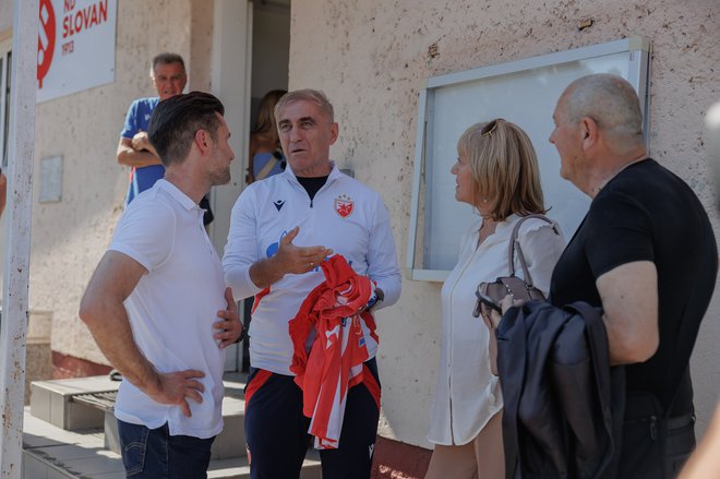 Pred tekmo so spomine obujali, z leve: Luka Elsner, Boško Djurovski, Nada Elsner in Boris Ferenčak. FOTO: Črt Piksi