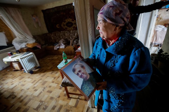 Razdejano stanovanje 72-letne Ekaterine v Lugansku. FOTO: Alexander Ermochenko/Reuters