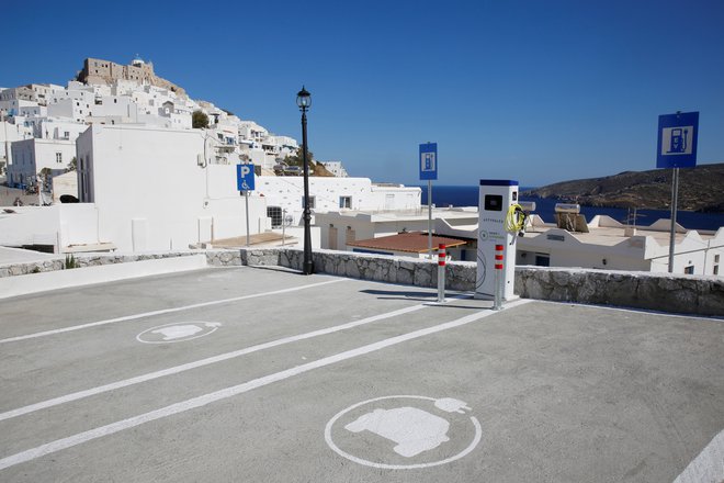 Razgiban egejski otok je bolj prepoznaven postal šele leta 2020, ko ga je nemško avtomobilsko podjetje Volkswagen skupaj z grško vlado izbralo za prizorišče projekta pametnega in trajnostnega otoka. FOTO: Alexandros Vlachos/Reuters