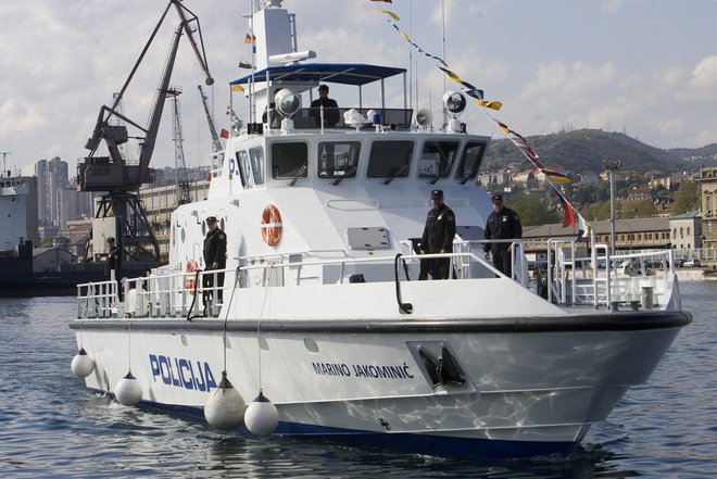 Hrvaški policisti so lastniku jahte izdali nalog za izvlek plovila, 43-letnega Slovenca pa obravnavali zaradi prekrška (fotografija hrvaškega policijskega čolna je simbolična). FOTO: Željko Sop/Cropix