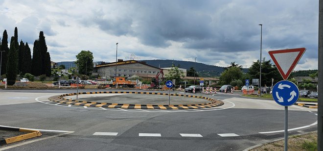 Krožišče pri Vinakopru naj bi delavci CPK Koper razširili do konca junija in pri tem ne bodo ovirali prometa. Foto Boris Šuligoj