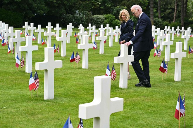 Ameriški predsednik Joe Biden in prva dama Jill na pokopališču ameriških vojakov v francoski Normandiji. FOTO: Saul Loeb/Afp