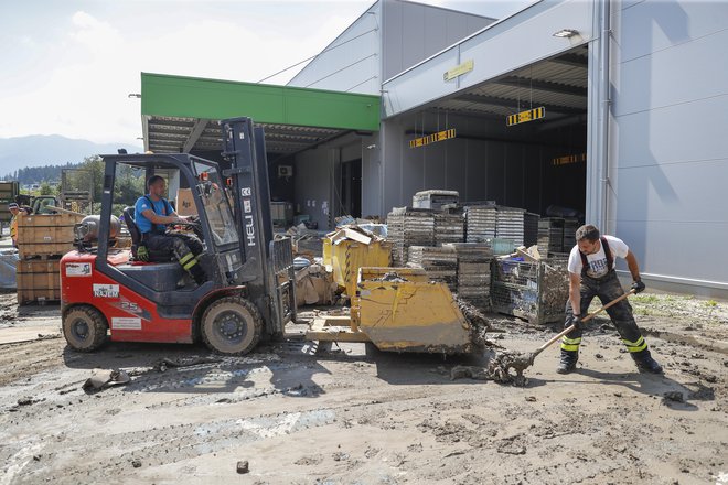 V KLS so veseli, da so jim kupci pomagali tudi pri sanaciji, zdaj pa upajo, da naročila tretjine kupcev, ki niso mogli čakati, čim prej spet dobijo nazaj. FOTO: Leon Vidic/Delo