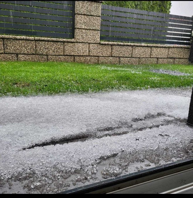 Toča je čeraj klestila predvsem na severovzhodu. FOTO: Neurje.si