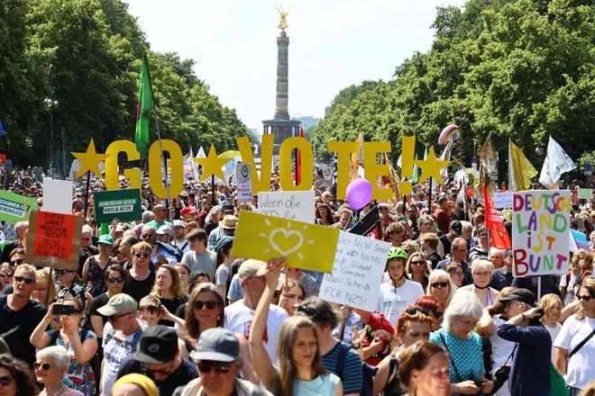 V Berlinu na protestih tisoče ljudi proti skrajni desnici