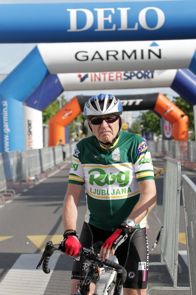 Tedaj 80-letni Tone Fornezzi - Tof na startu maratona Franja leta 2014. FOTO: Ljubo Vukelič