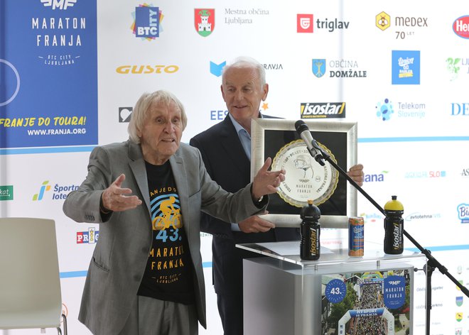 Predsednik organizacijskega odbora maratona Franja Jože Mermal je Tofu ob 90-letnici izročil posebno plaketo. FOTO: Dejan Javornik