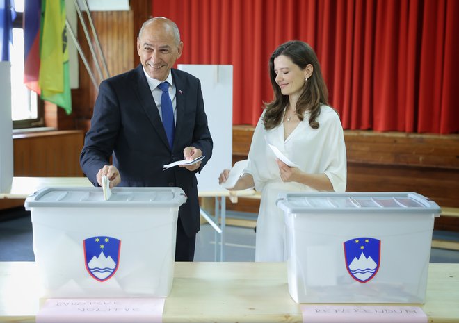 Janez Janša in njegova žena Urška Bačovnik Janša ob oddaji glasovnic. FOTO: Jože Suhadolnik

 
