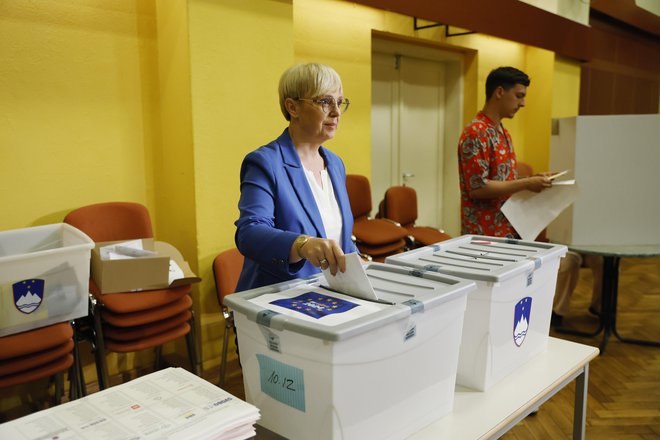 Predsednica države Nataša Pirc Musar na volišču. FOTO: Leon Vidic/Delo