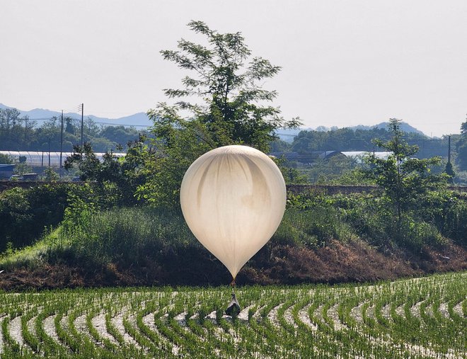Medtem ko v Severno Korejo potujejo baloni s K-popom, romantičnimi žajfnicami in dolarskimi bankovci, v Južno Korejo priletijo smeti. FOTO: Yonhap News Agency/Reuters