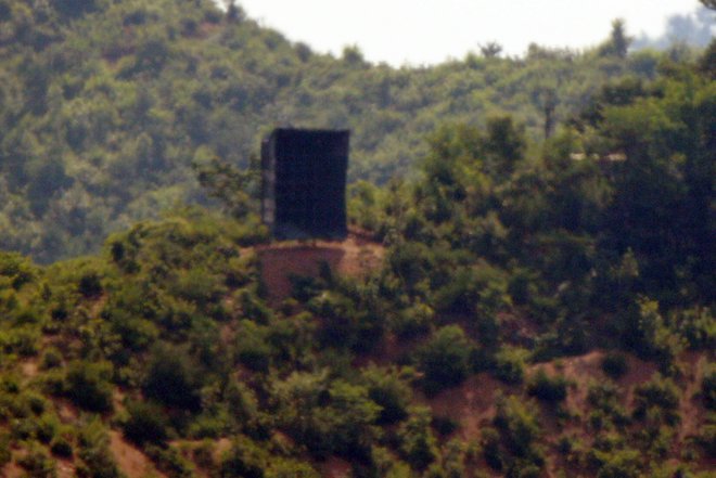 Velikanski zvočniki ob demilitariziranem območju, ki deli Korejski polotok od konca korejske vojne. FOTO: Reuters