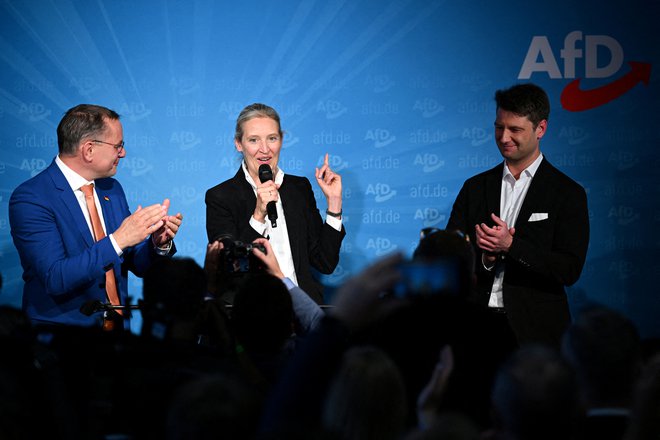 Voditelja skrajno desne Alternative za Nemčijo (AfD) Alice Weidel in Tino Chrupalla med nagovorom članom stranke po zaprtju volišč v Berlinu FOTO: Annegret Hilse/Reuters