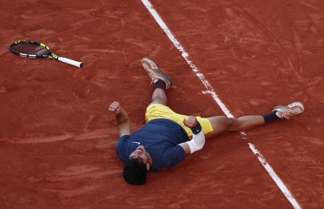 Carlos Alcaraz se je takole veselil končne zmage v Roland-Garrosu. FOTO: Gonzalo Fuentes/Reuters