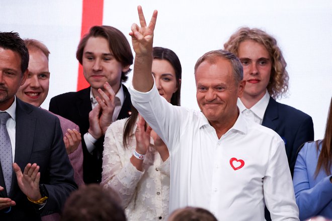 Poljski premier Donald Tusk med proslavljanjem rezultatov vzporednih volitev v Varšavi FOTO: Kacper Pempel/Reuters