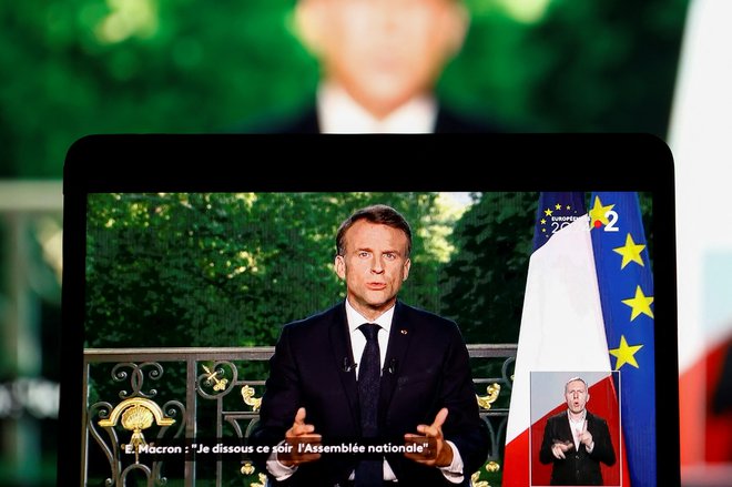 Francoski predsednik Emmanuel Macron je danes razpustil parlament in za 30. junij sklical predčasne volitve. Odločitev je sprejel po veliki zmagi skrajne desnice na evropskih volitvah, ki je močno prehitela njegov Preporod. FOTO: Christian Hartmann/Reuters