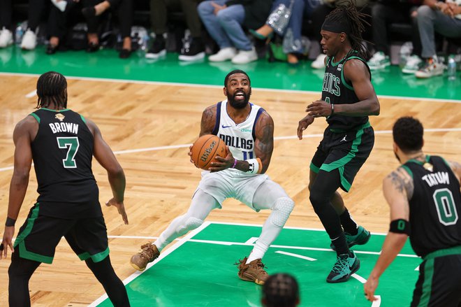 Dallas je v Bostonu pogrešal še bolj razigranega Kyrieja Irvinga. FOTO: Peter Casey/Usa Today Sports Via Reuters Con