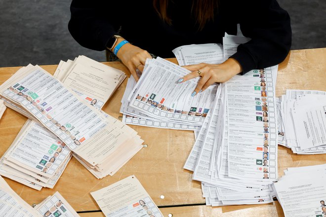 Preštevanje glasov je na Irskem dolgotrajno zaradi zapletenega proporcionalnega volilnega sistema, ki volivcem omogoča, da kandidate razvrstijo po prednostnem vrstnem redu. Glasovnice zato večkrat ročno razvrščajo in preštevajo. FOTO: Clodagh Kilcoyne/Reuters