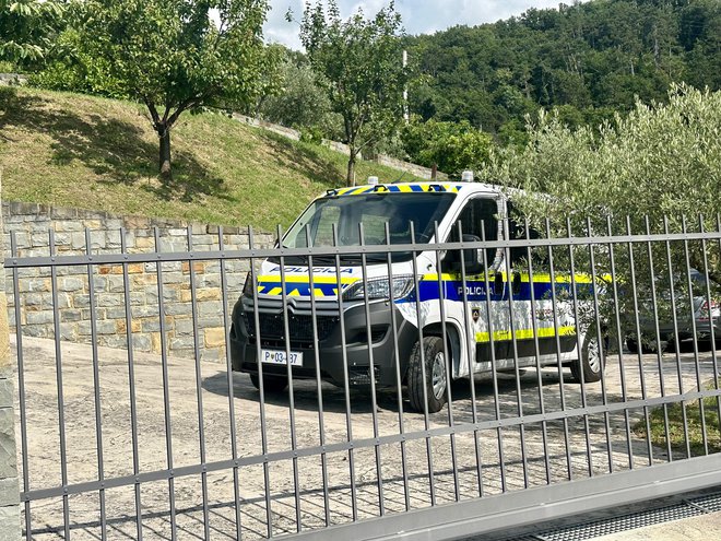 Policisti so včeraj pri Strunjanu med domačini še zbirali informacije o dogodku. FOTO: Moni Černe