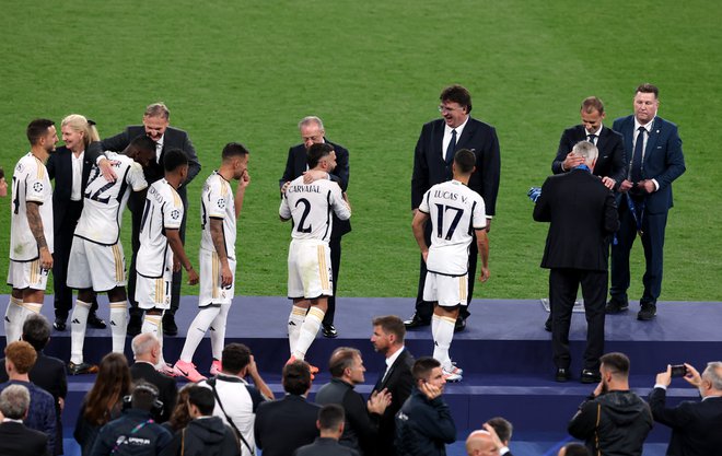 Pred dnevi je s sodelavci iz Uefe delil zlate kolajne nogometašem Reala za zmagoslavje v ligi prvakov..FOTO: Claudia Greco/Reuters