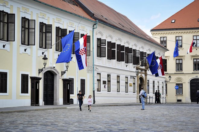 Po pisanju hrvaških medijev so ga prepeljali v bolnišnico, vstop na Markov trg pa je policija zaprla. FOTO: Boris Kovacev/Cropix