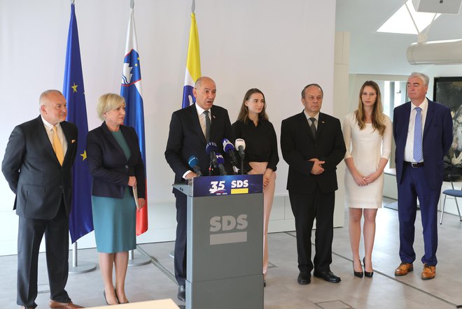 Nova poslanka iz vrst SDS Zala Tomašič pravi, da je v stranki SDS jasno stališče do Ursule von der Leyen: »Nismo je podprli na kongresu Evropske ljudske stranke in je ne bomo podprli niti zdaj.« FOTO: Dejan Javornik/Delo