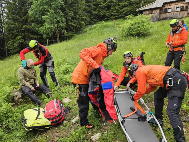 Gorski reševalci GRS Celje so prikazali, kako oskrbeti ponesrečenca. FOTO:  Tina Horvat