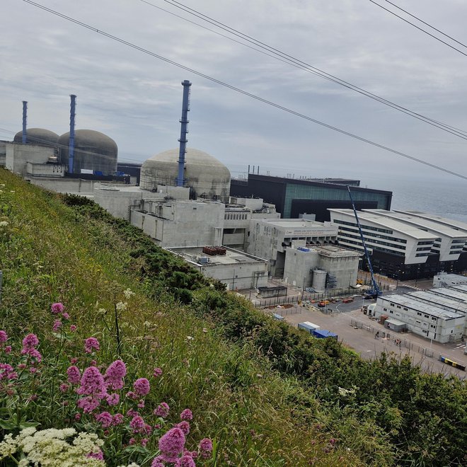 Jedrska elektrarna Flamanville ima dva reaktorja s 1300 megavati moči, tretji, svetlejši, ima 1600 megavatov moči. FOTO: Borut Tavčar/Delo