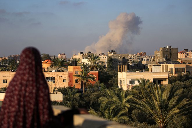 Medtem ko se pogajajo o premirju, ljudje v Gazi trpijo zaradi napadov in umirajo. FOTO: Eyad Baba/AFP