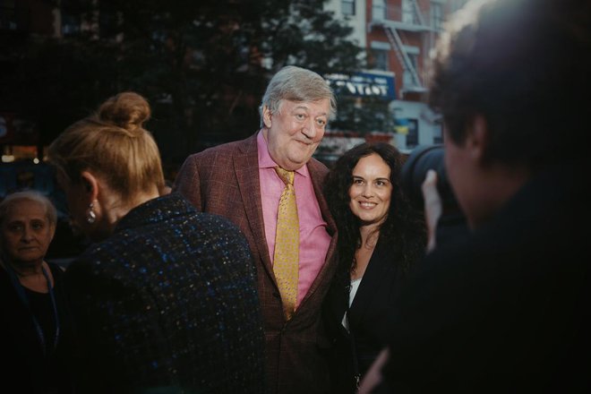 Ko se po rdeči preprogi skupaj sprehodita Stephen Fry, predsednik Uma, in Sonja Prosenc, odrešiteljica za začetnike. FOTO: osebni arhiv