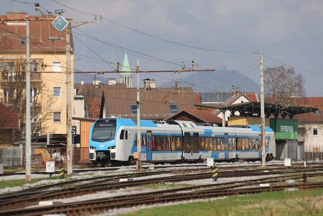 Največ je Slovenija prejela za obnovo železnic. Foto Dejan Javornik