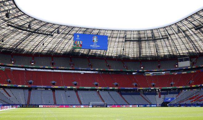 Včeraj je bilo v münchenski nogometni areni še mirno, v petek zvečer bodo tribune pokale po šivih. FOTO: Michaela Stache/Reuters